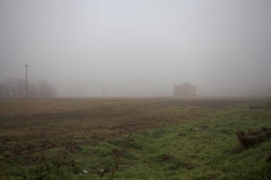 Sisin içinde terk edilmiş kır evi.