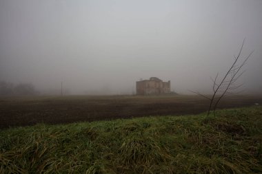 Sisin içinde terk edilmiş kır evi.