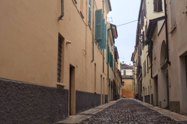 Bulutlu bir günde kaldırımlı cadde