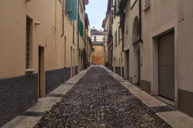 Bulutlu bir günde kaldırımlı cadde