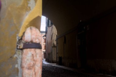 Kemerin altındaki sokak.