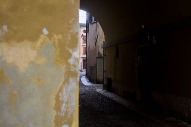 Kemerin altındaki sokak.