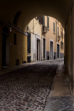 Kemerin altındaki sokak.