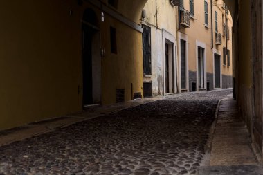 Kemerin altındaki sokak.