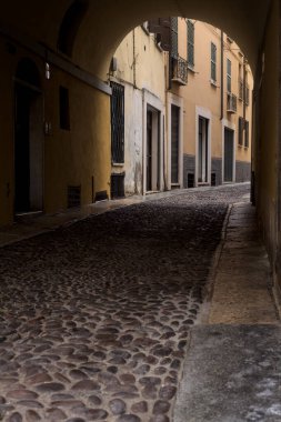 Kemerin altındaki sokak.