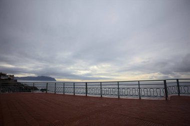 Deniz kıyısında gezinti