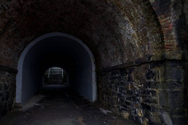 Alt geçitte bir sokak.