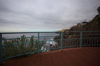 Uçurumun kenarındaki kasaba