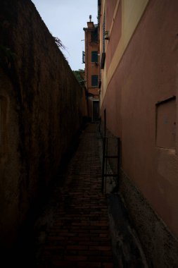 Bir köyde dar bir sokak.