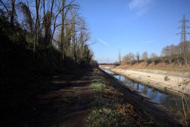 Kanalın kenarındaki toprak izi