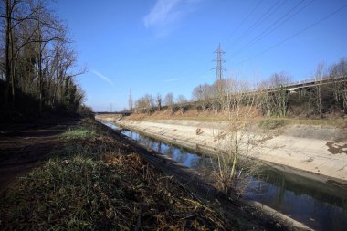 Kanalın kenarındaki toprak izi