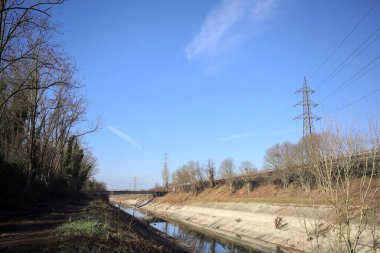 Kanalın kenarındaki toprak izi