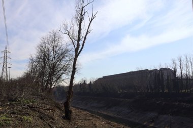 Patika ve terk edilmiş bir bina
