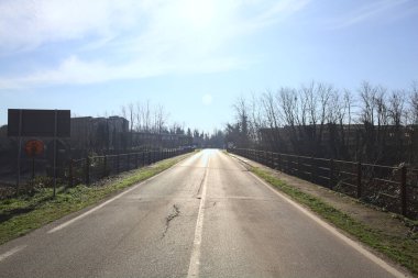 Güneş ışığında aşınmış yol köprüsü