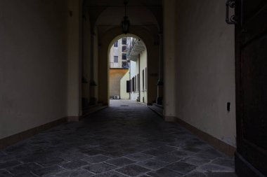 Bir binanın girişi