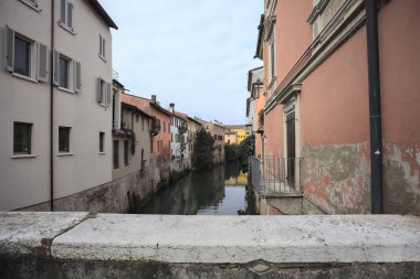 Nehir bir kasabadan geçiyor