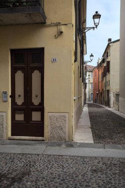 Bir kasabada dar bir patika.