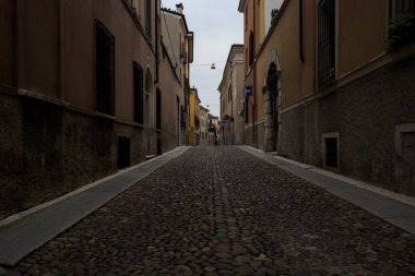 Kombine bir sokak ve bir kapı