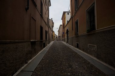 Kombine bir sokak ve bir kapı