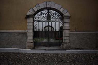 Bir sarayın demir kapısı.