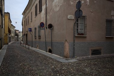 Kaldırımlı caddelerin arasından geçiyor.