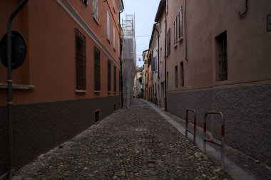 Kaldırımlı bir sokak ve iskele.