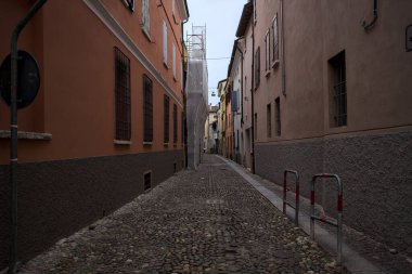 Kaldırımlı bir sokak ve iskele.