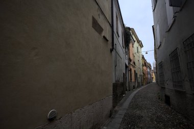 Gölgede çok dar kaldırımlı bir sokak.