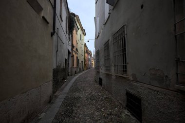 Gölgede çok dar kaldırımlı bir sokak.