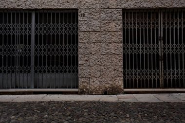 Kepenkli kapalı dükkan