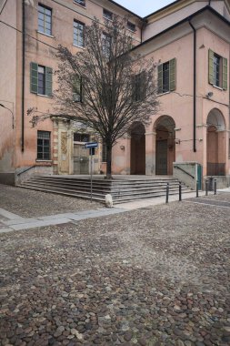 Merdivenlerde ön bahçesi olan bir saray.