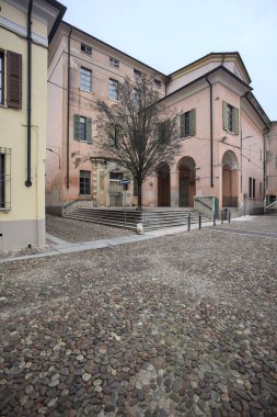 Merdivenlerde ön bahçesi olan bir saray.