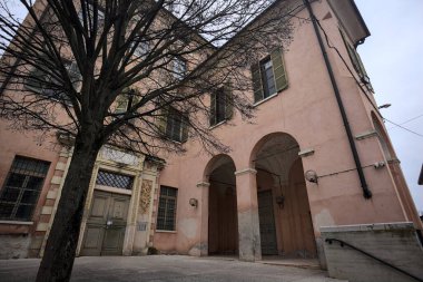 Merdivenlerde ön bahçesi olan bir saray.