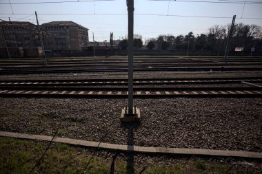 Güneşte demiryolu rayları