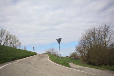 Bulutlu bir günde kırsal kesimde yol ayrımı yap.