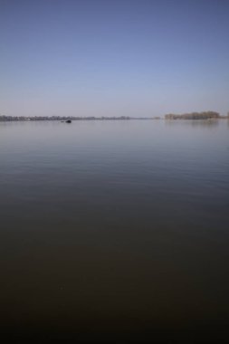 Güneşli bir günde gölde yüzen tekneler çok uzaklardan görülüyor.