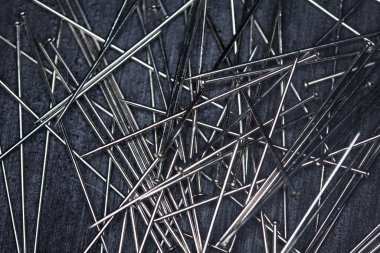 Siyah zemin üzerindeki iğneler yakından görülüyor