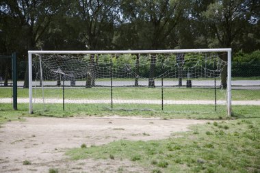 Güneşli bir günde boş bir futbol sahasında gol.