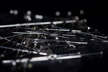 Siyah zemin üzerindeki iğneler yakından görülüyor