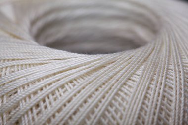 Yakından görülen siyah bir arkaplanda iplik dikiyorum