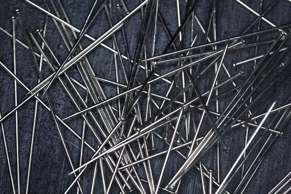 Siyah zemin üzerindeki iğneler yakından görülüyor