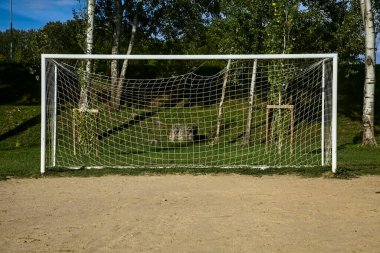 Güneşli bir günde boş bir futbol sahasında gol.