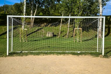 Güneşli bir günde boş bir futbol sahasında gol.