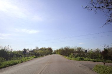 İtalya kırsalında yol ve köprü güneşli bir günde kısmen güneşe karşı aydınlık