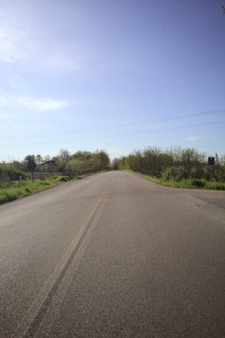 İtalya kırsalında yol ve köprü güneşli bir günde kısmen güneşe karşı aydınlık
