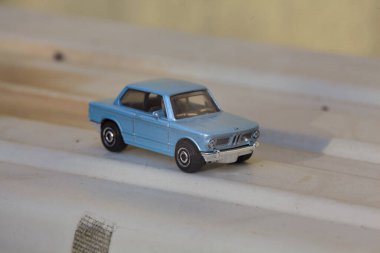 Mantova, İtalya - 27. Nisan 2025 - 1 / 64 Kibrit kutusu kopyası 1969 BMW 2002 beyaz metal bir plaka üzerine