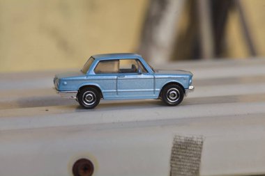 Mantova, İtalya - 27. Nisan 2025 - 1 / 64 Kibrit kutusu kopyası 1969 BMW 2002 beyaz metal bir plaka üzerine
