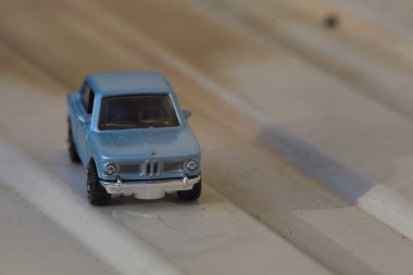 Mantova, İtalya - 27. Nisan 2025 - 1 / 64 Kibrit kutusu kopyası 1969 BMW 2002 beyaz metal bir plaka üzerine