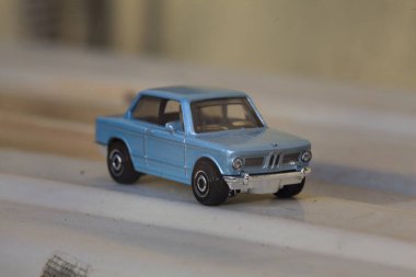 Mantova, İtalya - 27. Nisan 2025 - 1 / 64 Kibrit kutusu kopyası 1969 BMW 2002 beyaz metal bir plaka üzerine