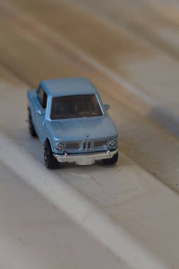 Mantova, İtalya - 27. Nisan 2025 - 1 / 64 Kibrit kutusu kopyası 1969 BMW 2002 beyaz metal bir plaka üzerine